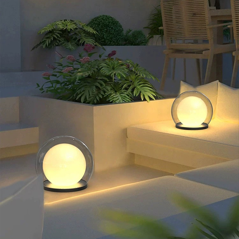 Lampe sphérique extérieure avec diffuseur rond et socle en métal
