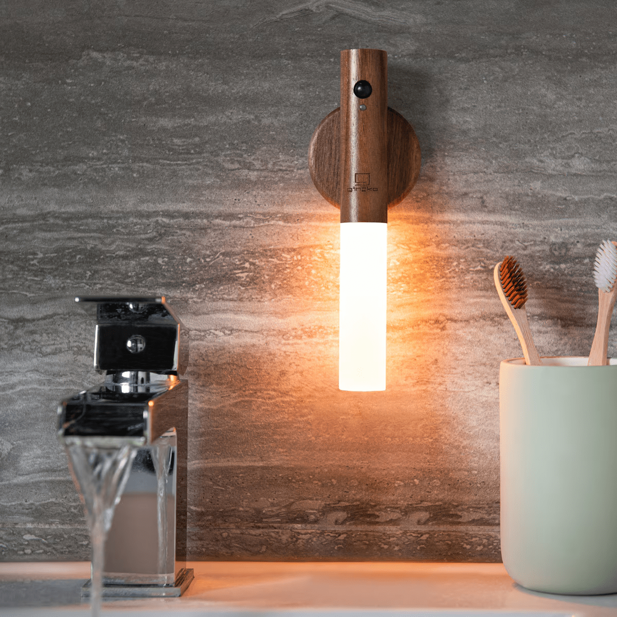 Lampe murale en bois minimaliste avec abat-jour cylindrique