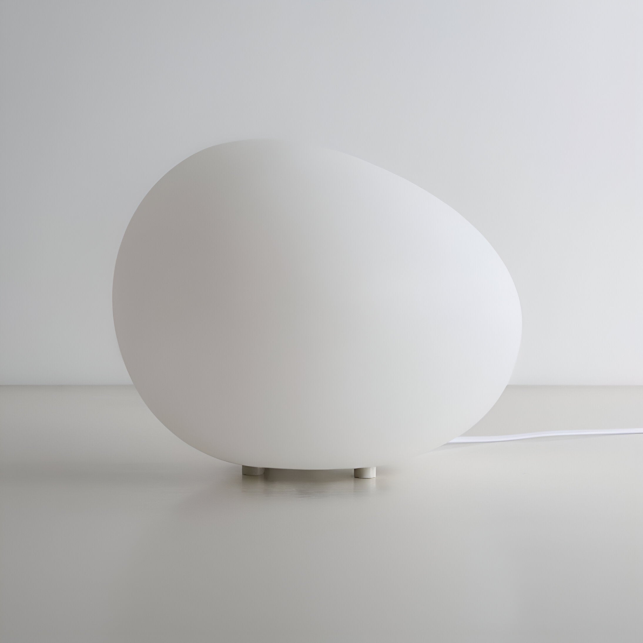 Minimalistische LED-tafellamp geïnspireerd op natuurlijk gesteente