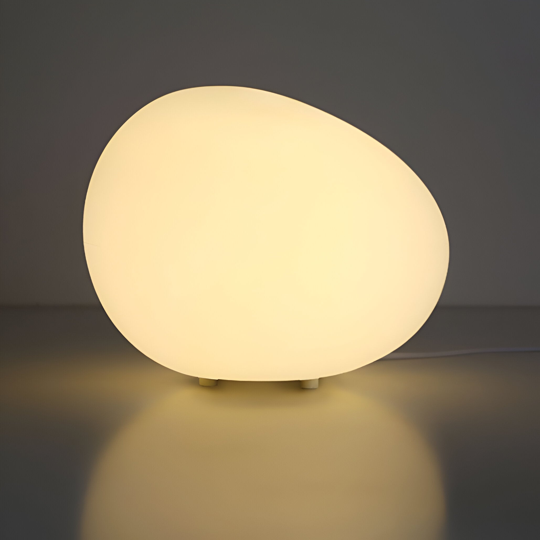 Minimalistische LED-tafellamp geïnspireerd op natuurlijk gesteente