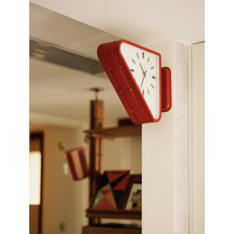 Horloge murale triangulaire à deux cadrans