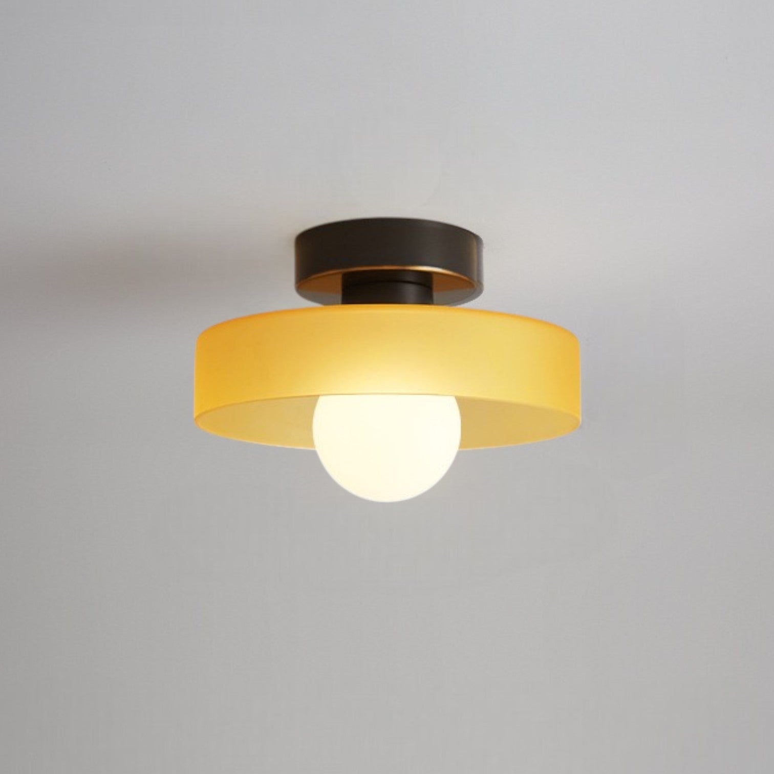 Francuska lampa sufitowa w stylu Bauhaus