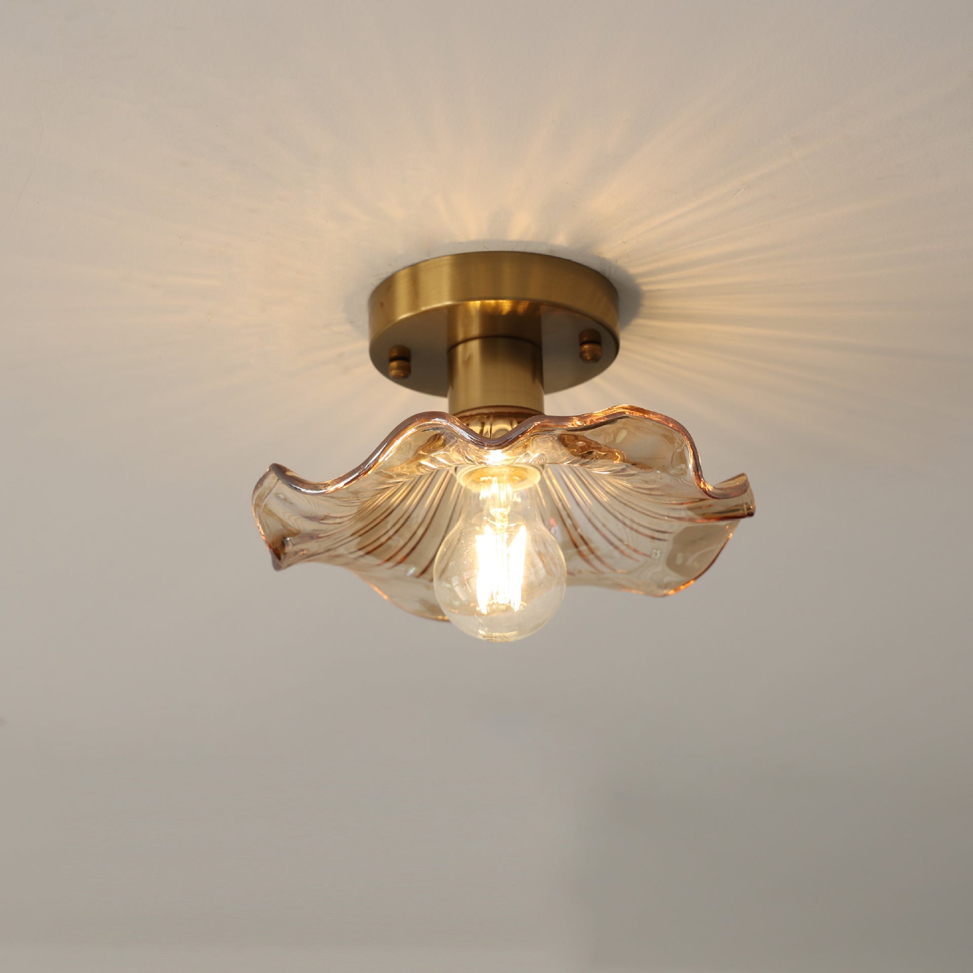 Lampa sufitowa w stylu vintage z motywem kwiatowym