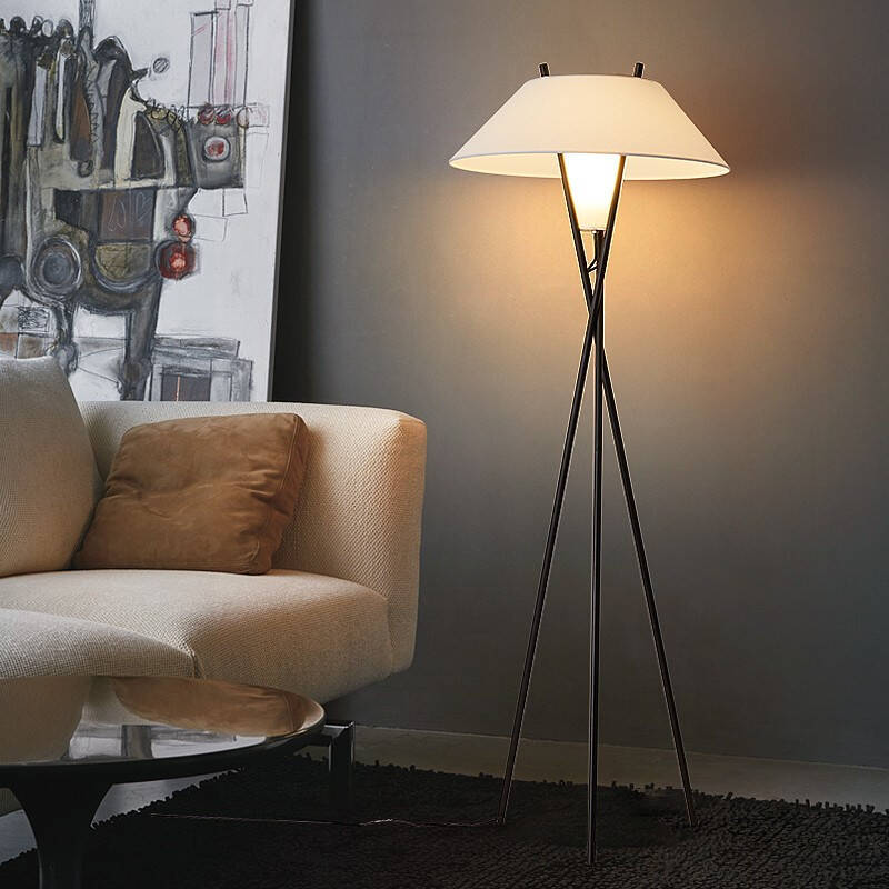 Moderne staande lamp met stoffen lampenkap