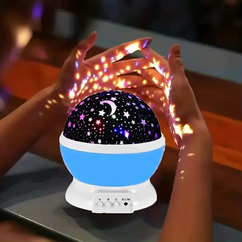 Obracająca się lampka nocna z projekcją gwiazd