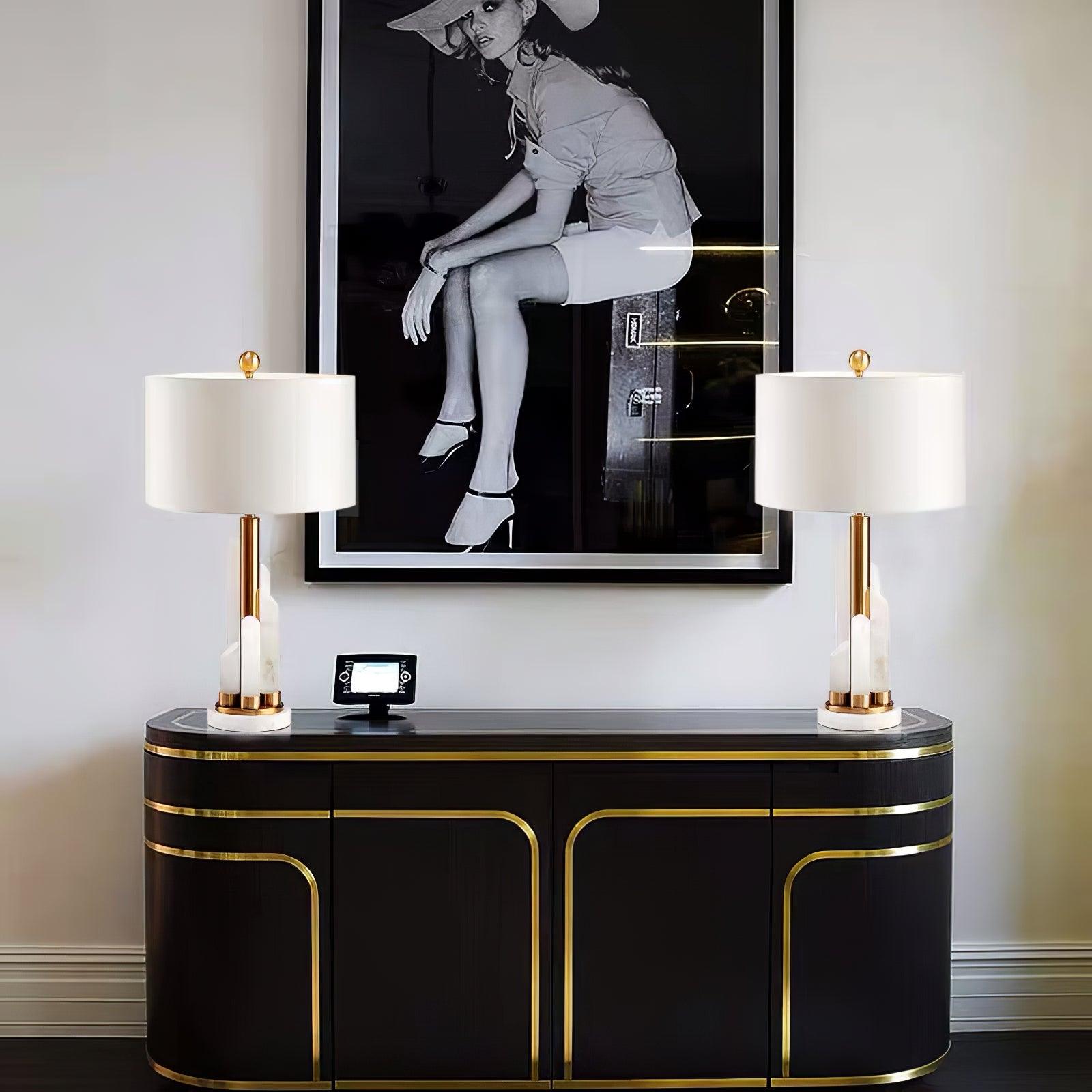 Lampe de table avec base cylindrique et tige haute