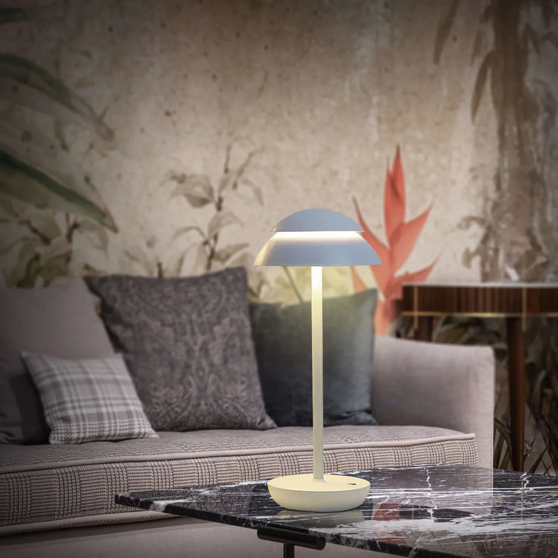 Lampa stołowa z kopułowym kloszem i panelem dotykowym