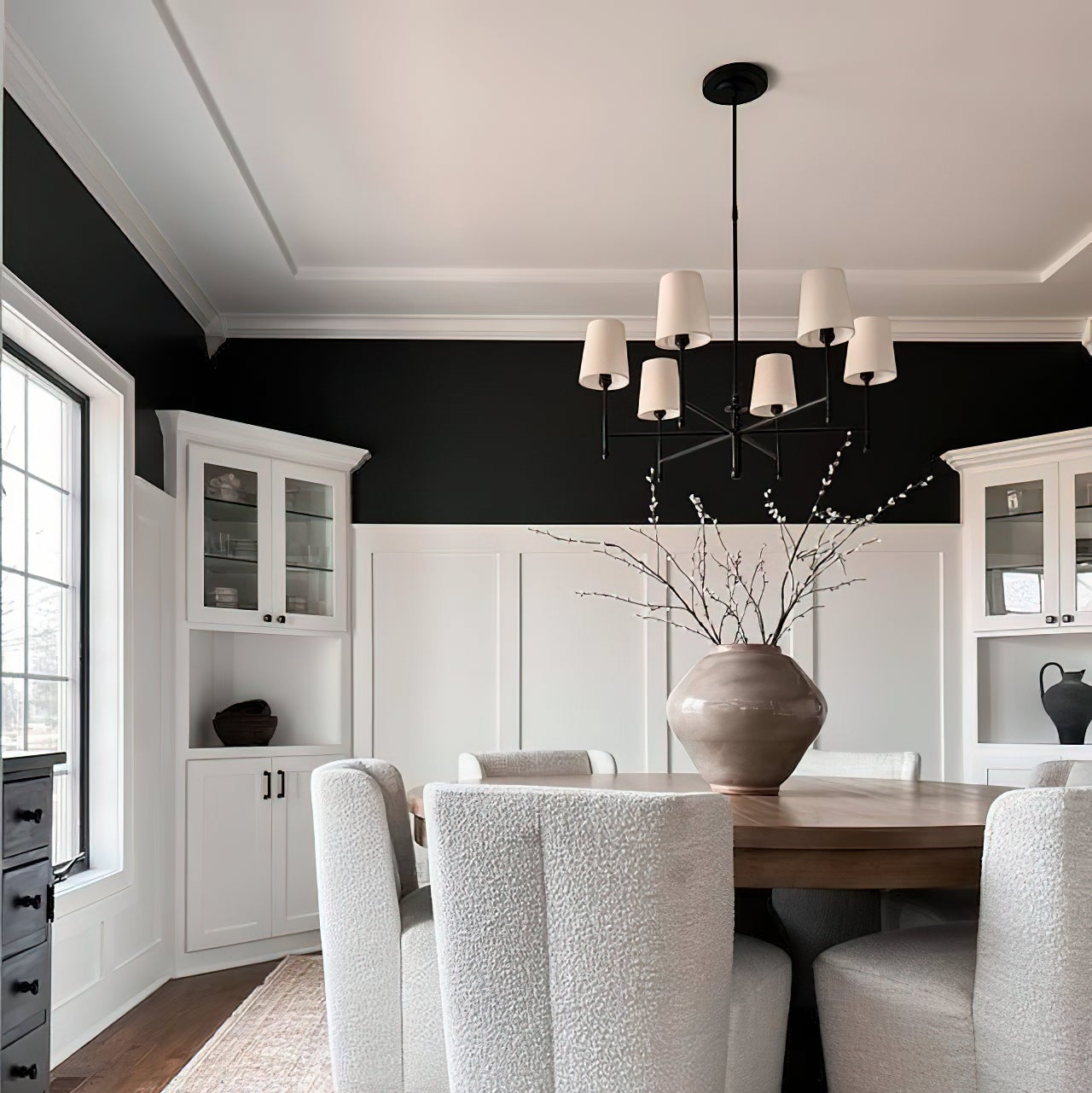 Kroonluchter met horizontale armen en taps toelopende lampenkappen