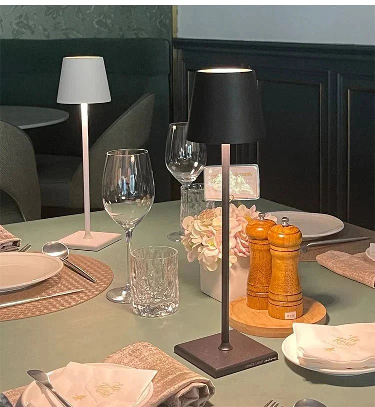 Lampe de table rechargeable sans fil au design élancé