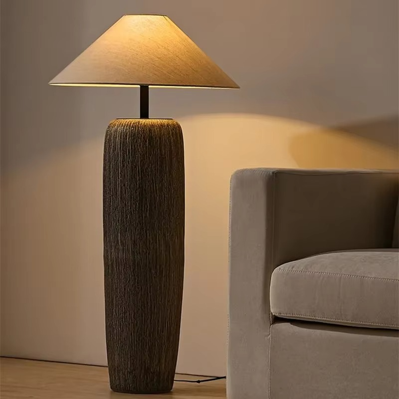 Minimalistyczna ceramiczna lampa podłogowa