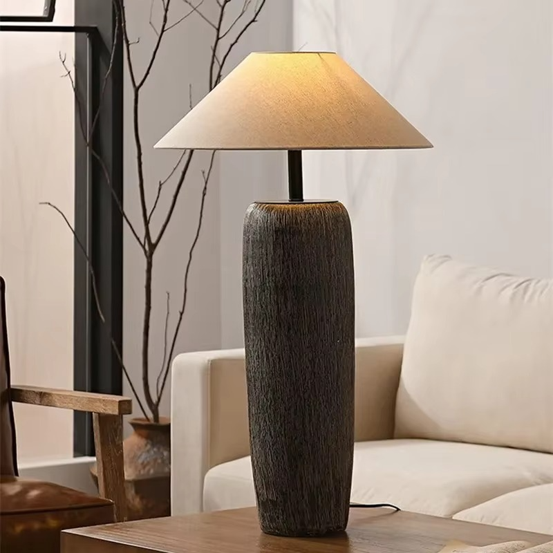 Minimalistyczna ceramiczna lampa podłogowa