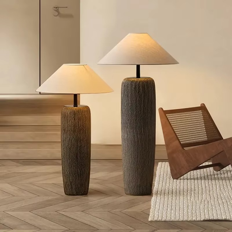 Minimalistyczna ceramiczna lampa podłogowa