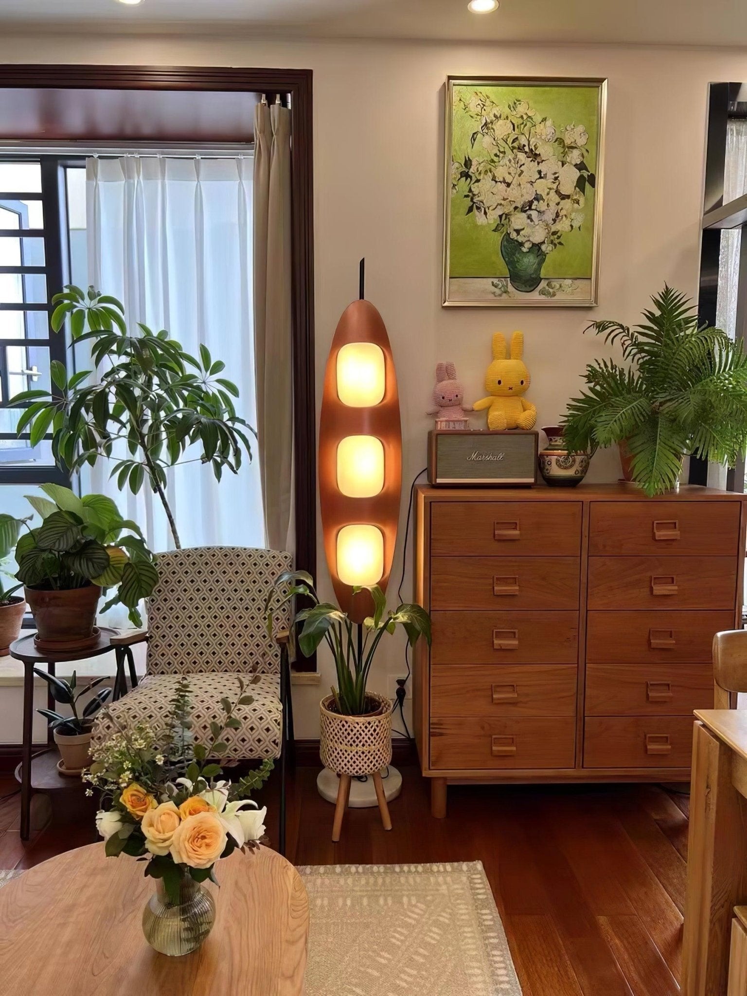 Lampa podłogowa z pionową owalną bryłą i trzema panelami światła