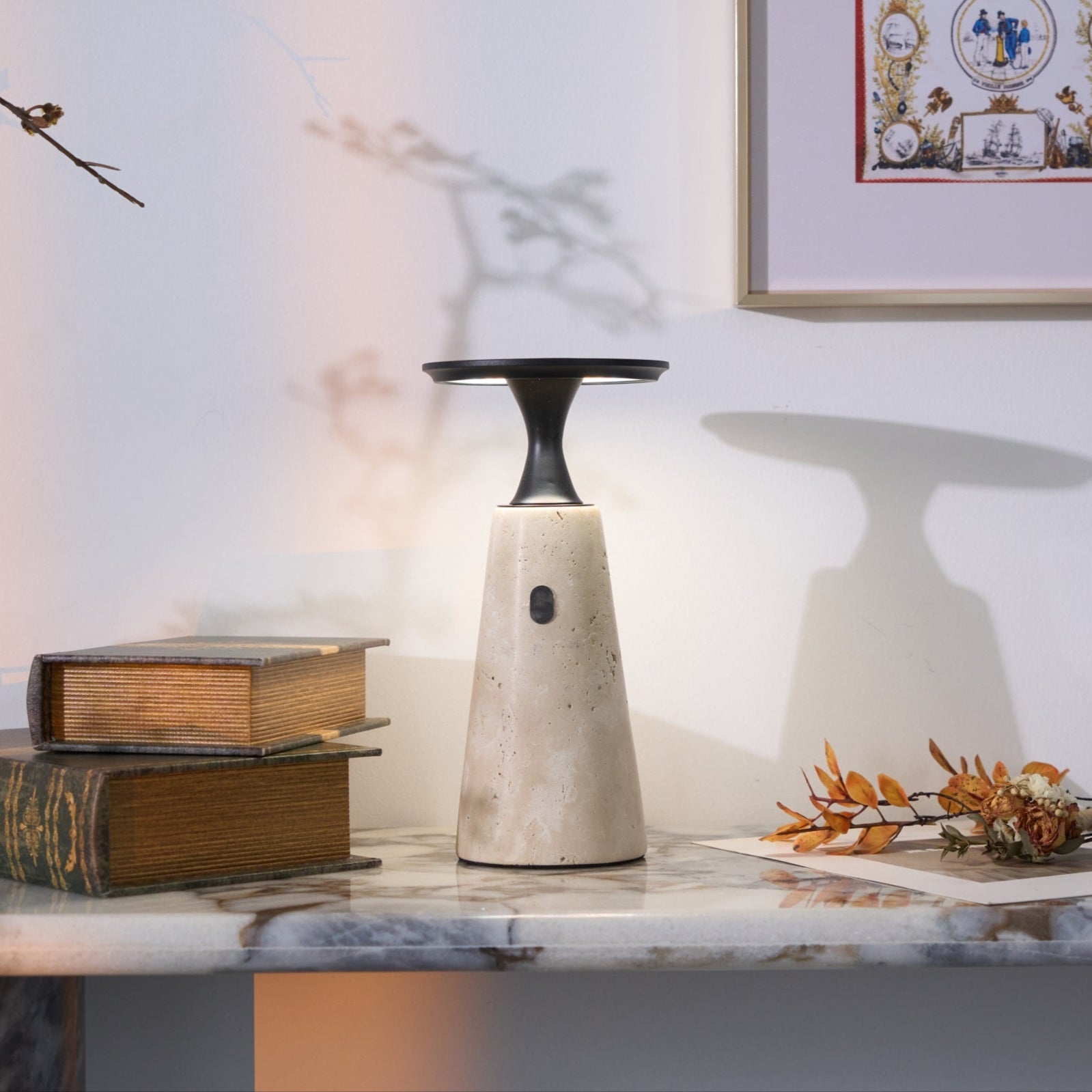 Beeldhouwers tafellamp met een eigentijdse vorm