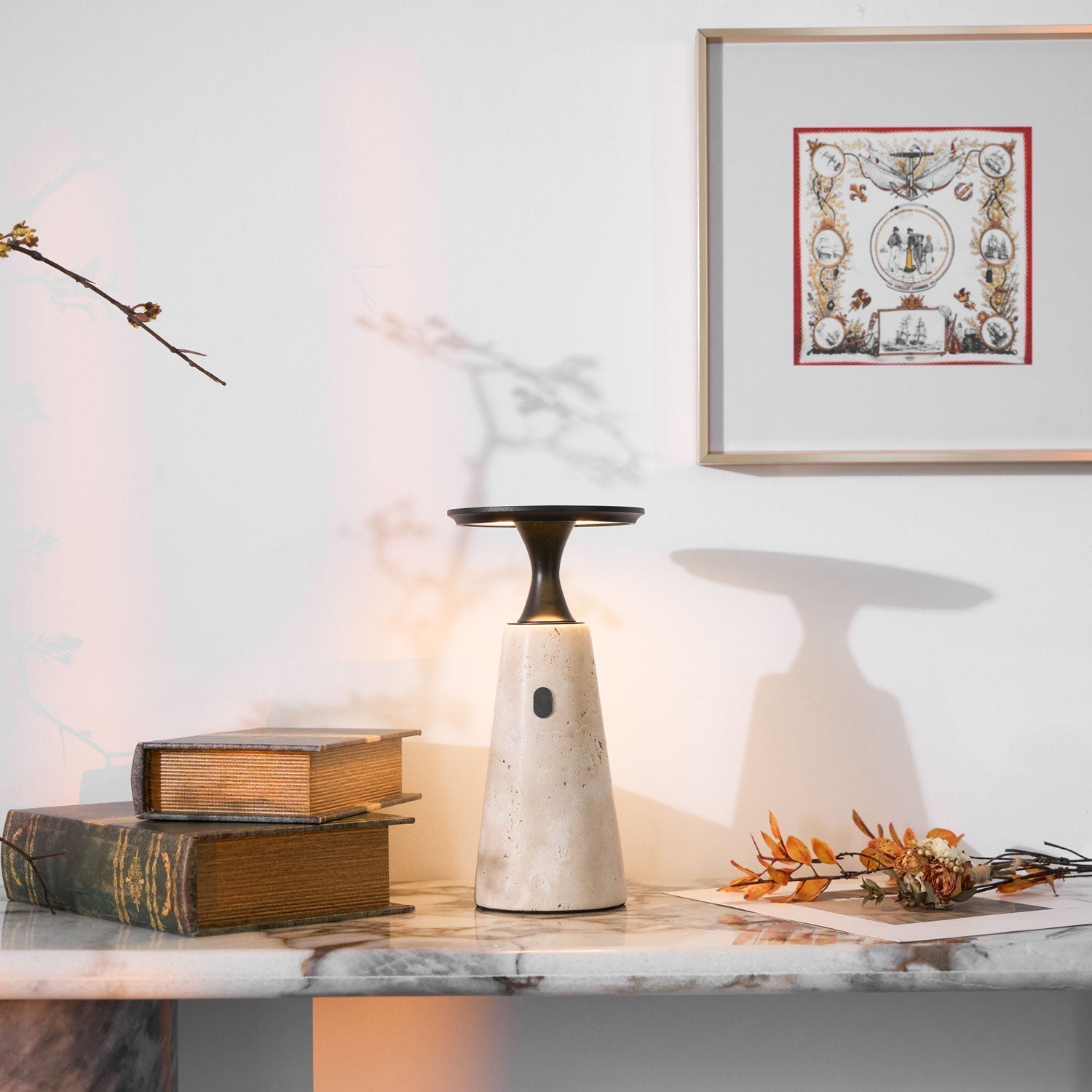 Beeldhouwers tafellamp met een eigentijdse vorm