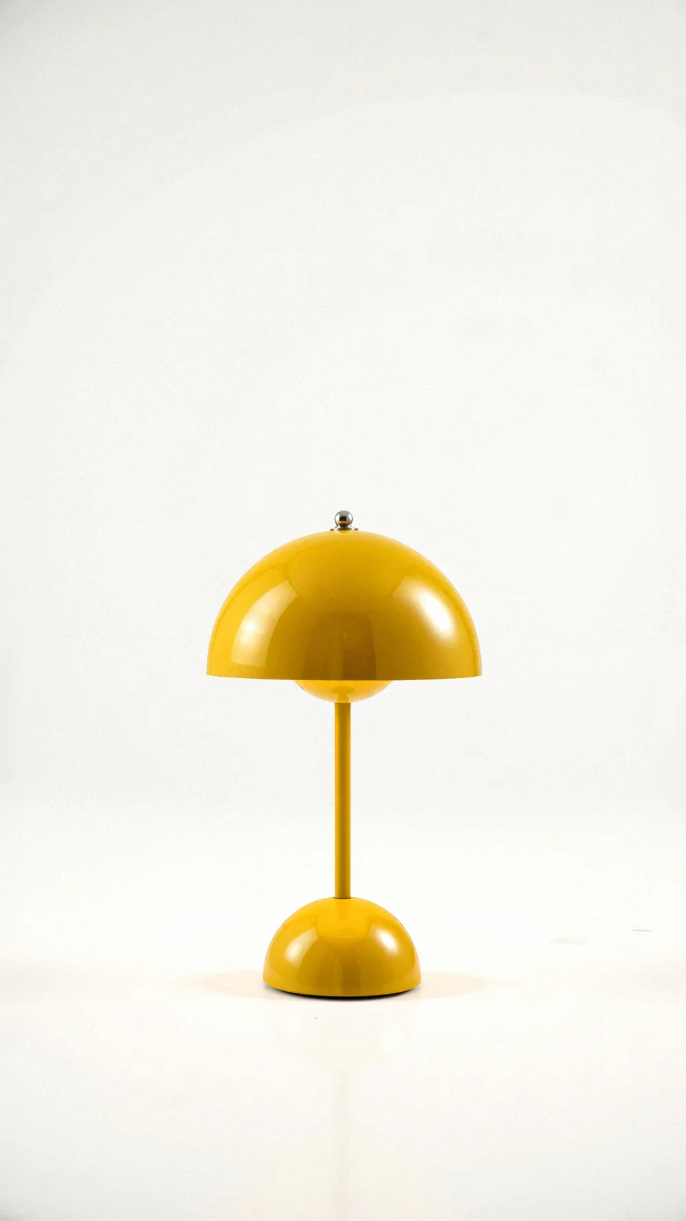 Nowoczesna bezprzewodowa lampa stołowa o kulistym kształcie