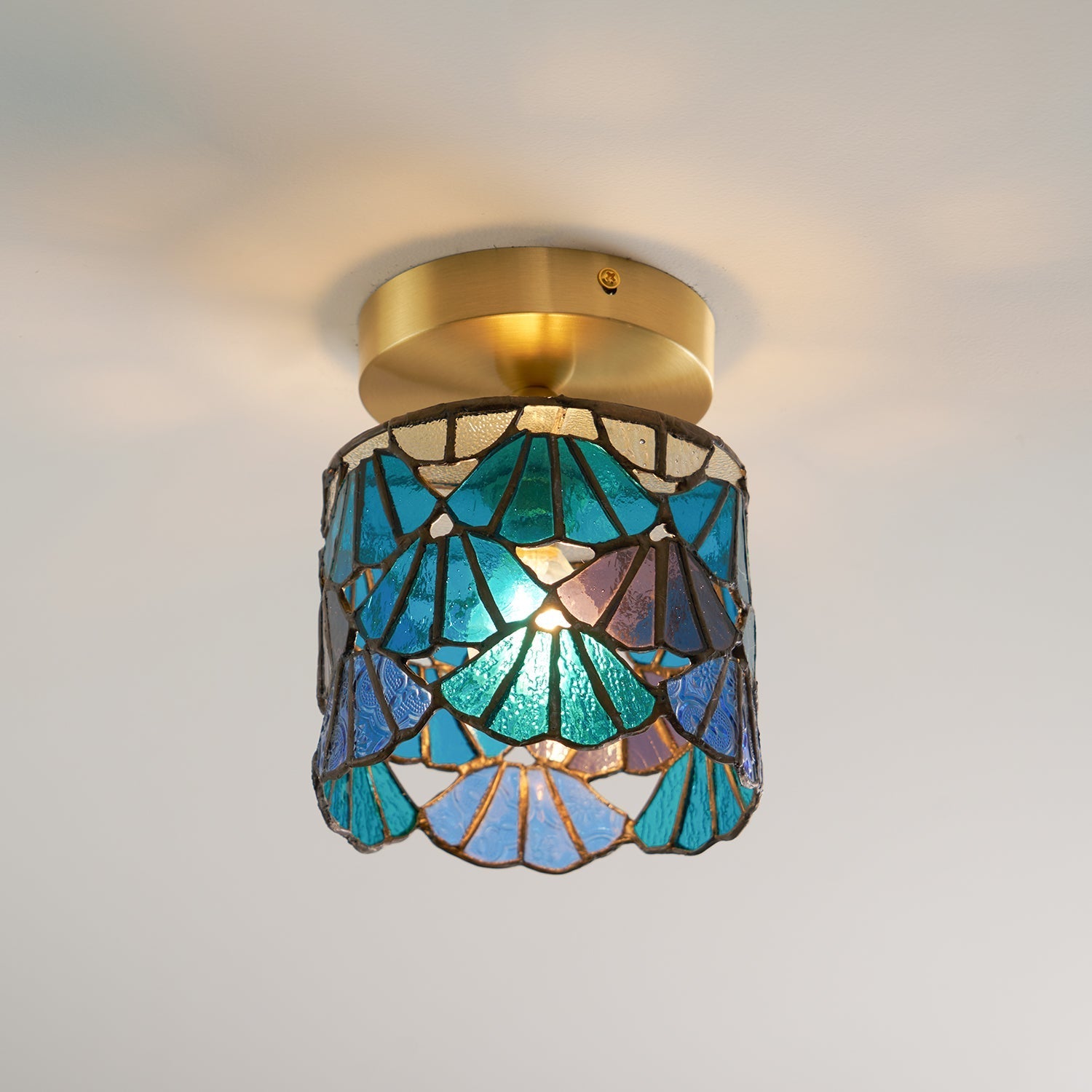 Plafondlamp van gekleurd glas in gebrandschilderde stijl