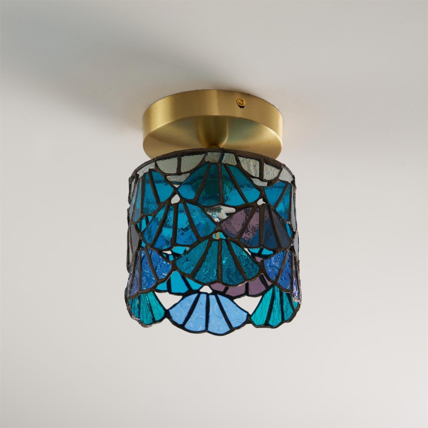 Plafondlamp van gekleurd glas in gebrandschilderde stijl
