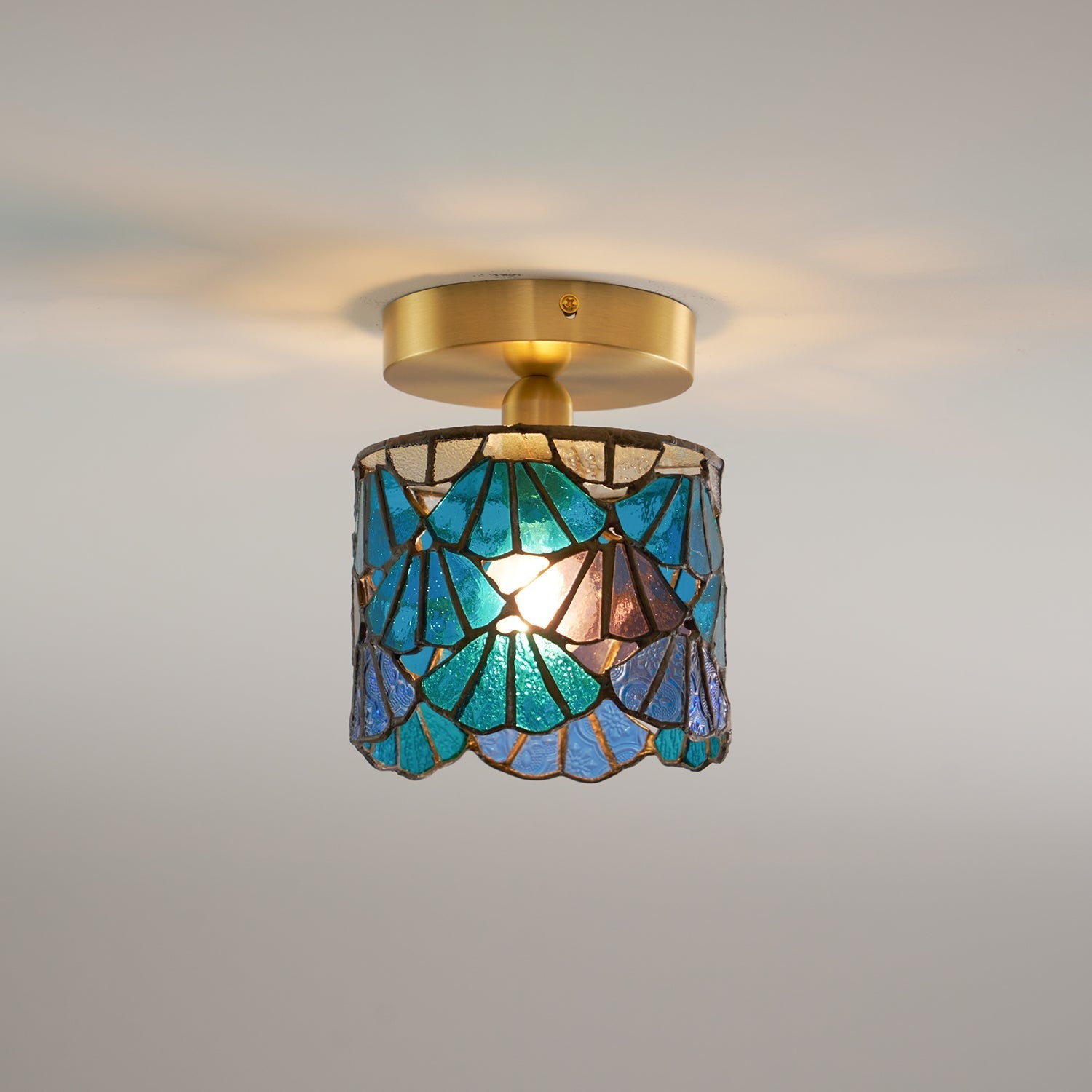 Plafondlamp van gekleurd glas in gebrandschilderde stijl