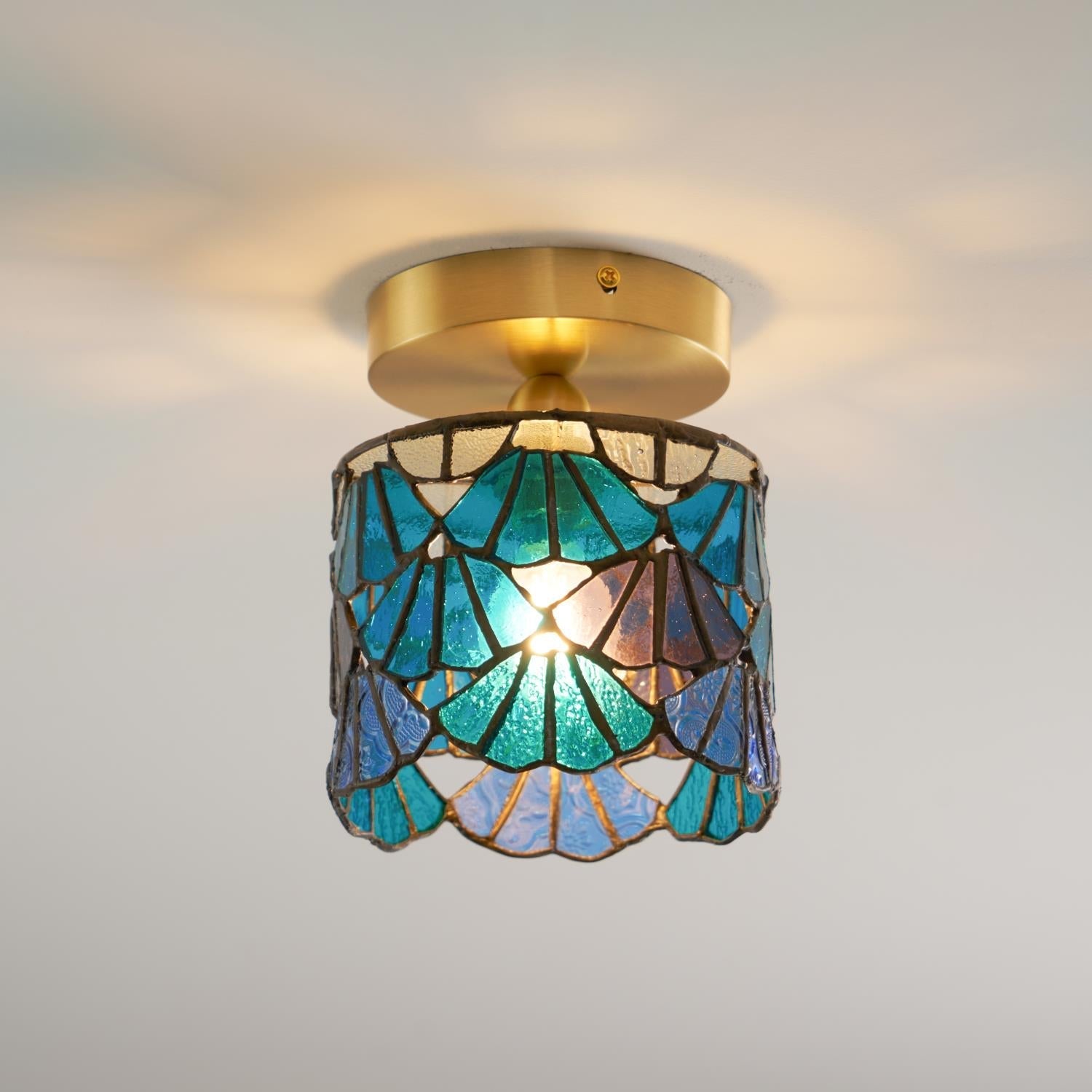 Plafondlamp van gekleurd glas in gebrandschilderde stijl