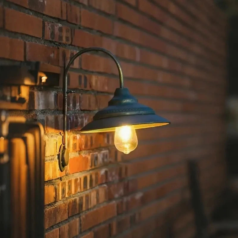 Lampe murale extérieure avec bras courbé et abat-jour