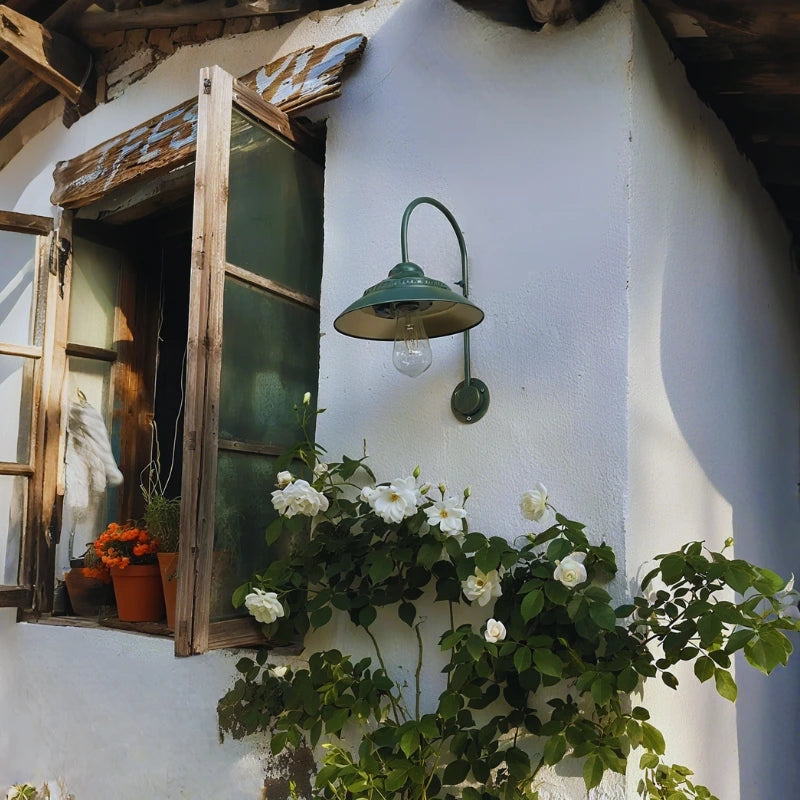 Lampe murale extérieure avec bras courbé et abat-jour