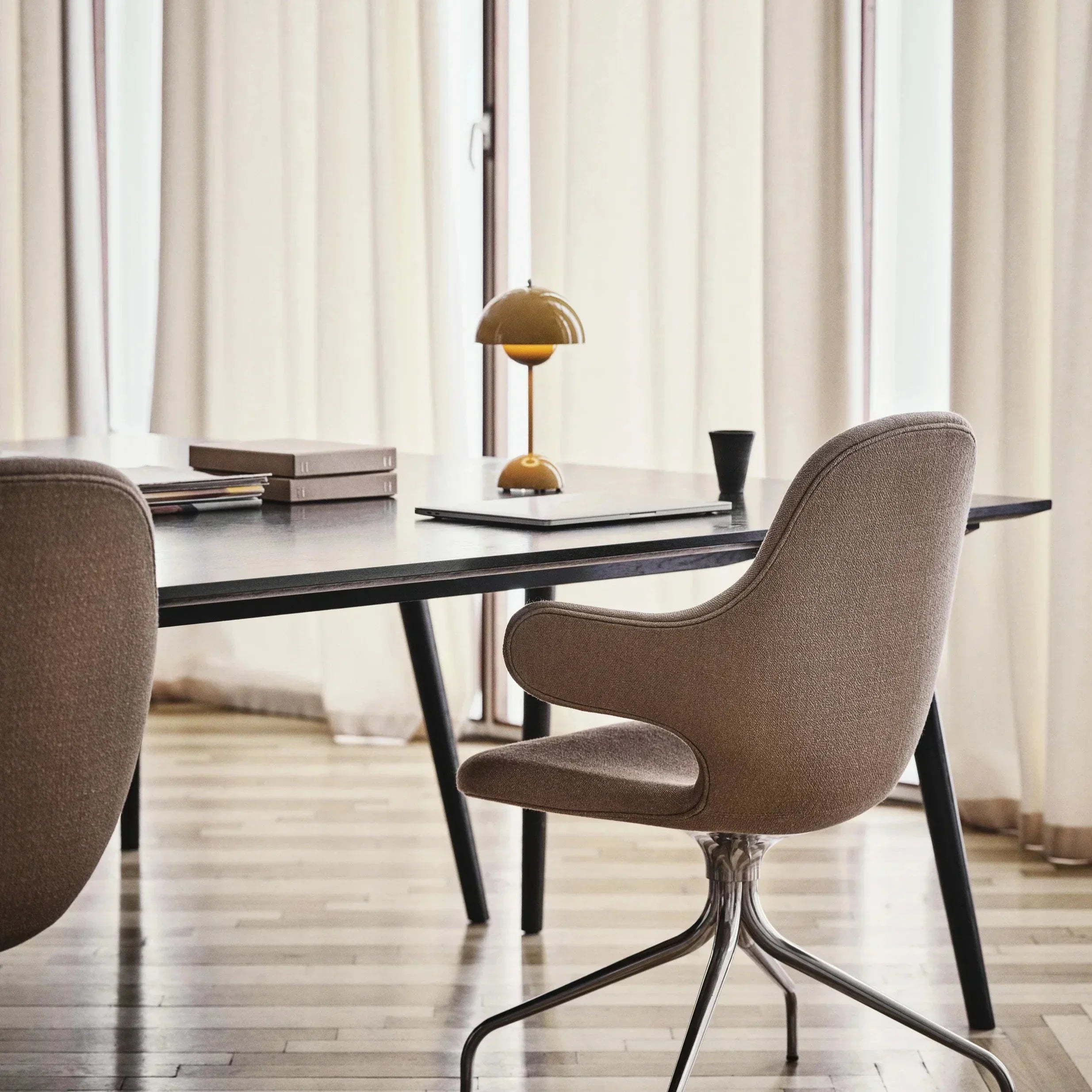 Minimalistische LED-tafellamp in de vorm van een paddenstoel