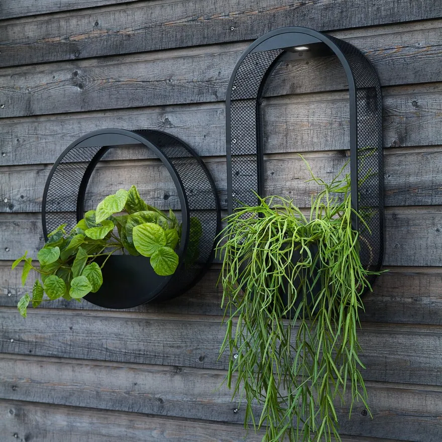 Kinkiet ścienny z wbudowaną donicą i metalową ramą