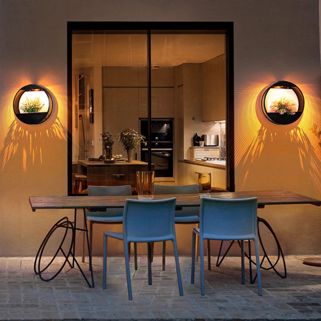 Kinkiet ścienny z wbudowaną donicą i metalową ramą