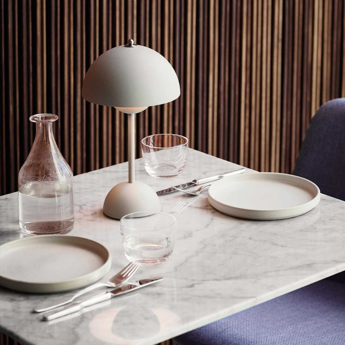 Minimalistische LED-tafellamp in de vorm van een paddenstoel