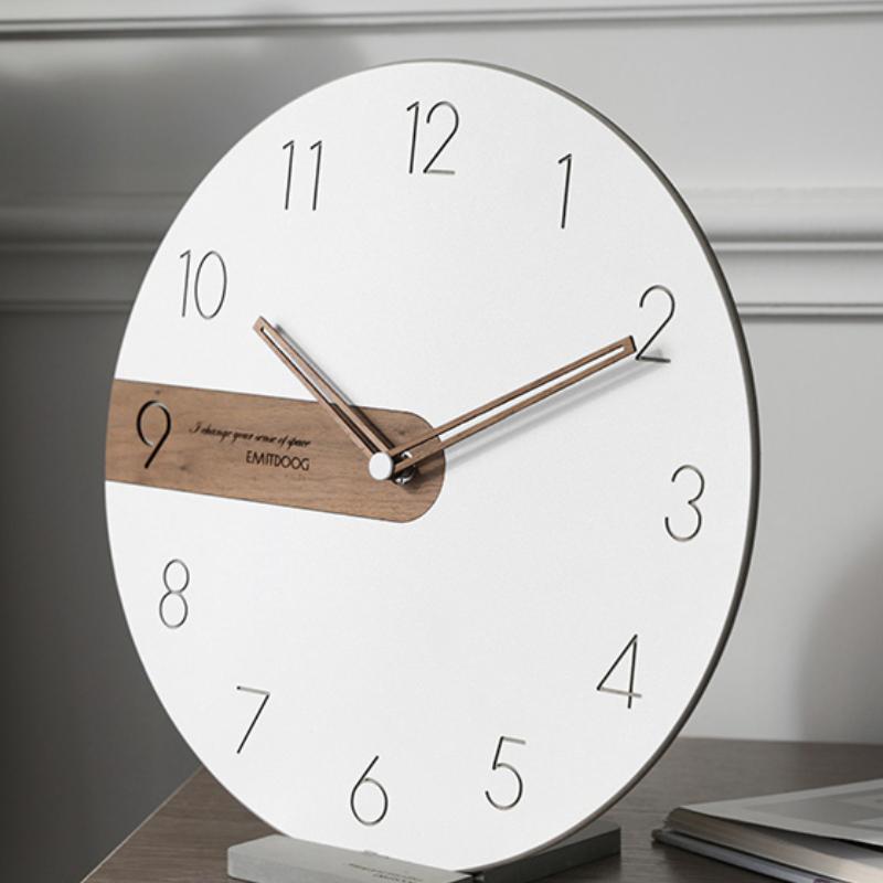 Zegar ścienny biały z drewnianą wskazówką