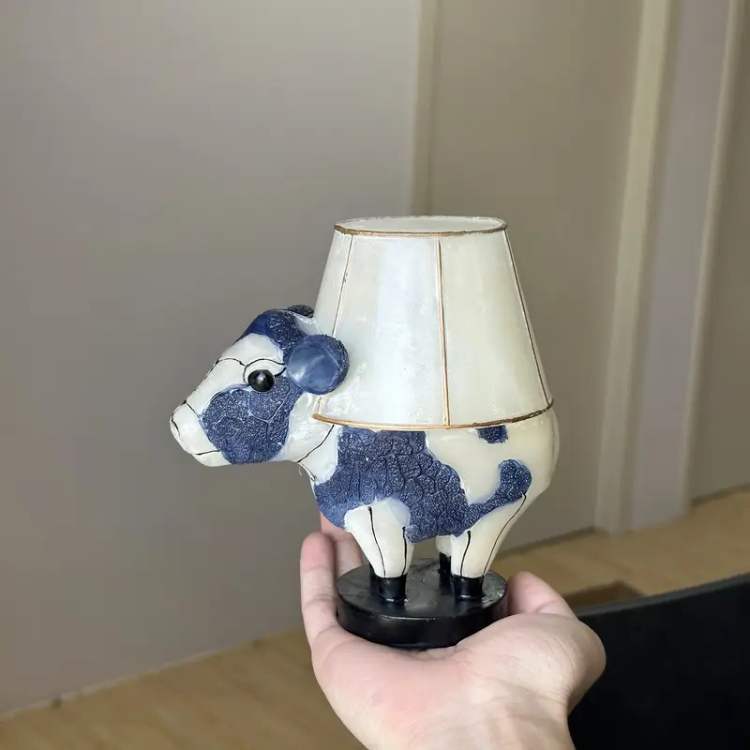 Lampe de table en forme de vache avec abat-jour en tissu