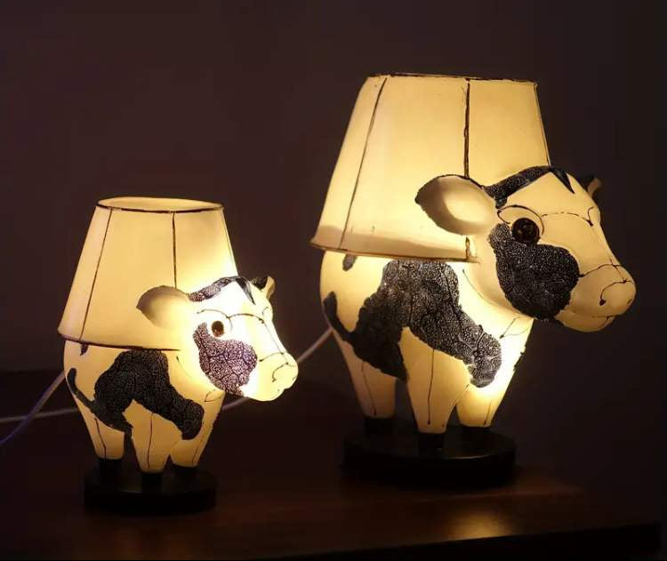 Lampe de table en forme de vache avec abat-jour en tissu