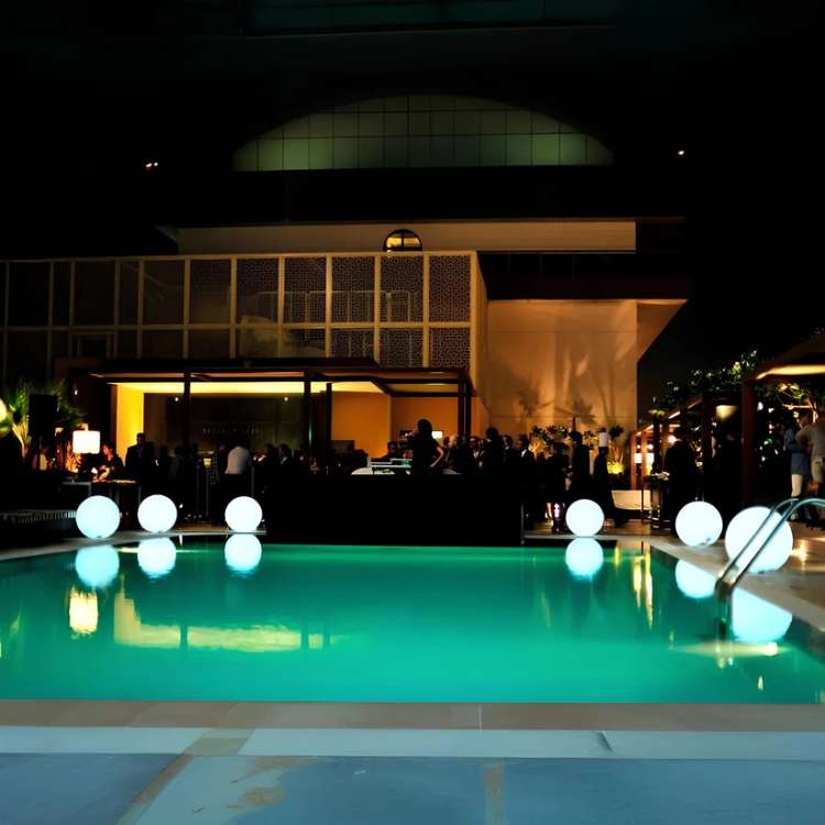 Kulista lampa zewnętrzna z nieprzezroczystą okrągłą obudową