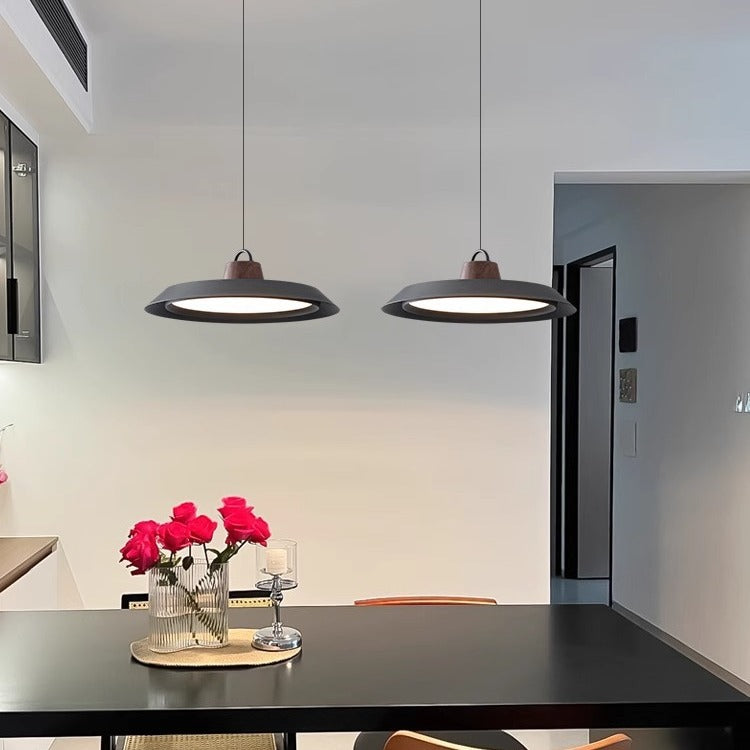 Klasyczna skandynawska lampa wisząca z drewna i metalu