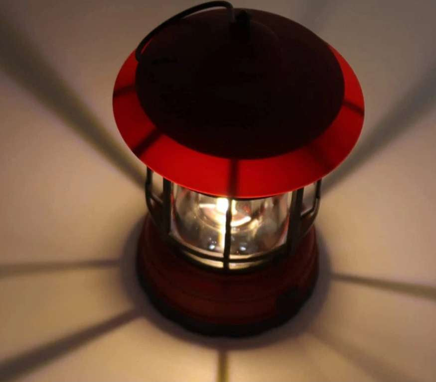 Draagbare lantaarn met handvat en metalen frame