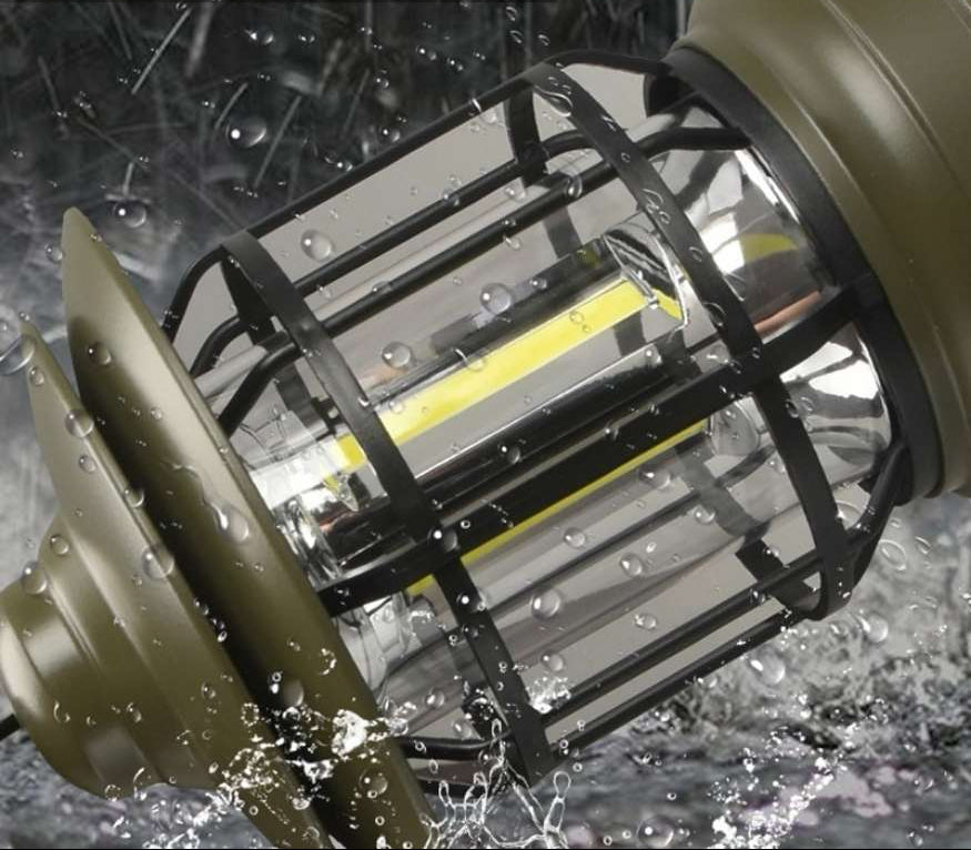 Draagbare lantaarn met handvat en metalen frame