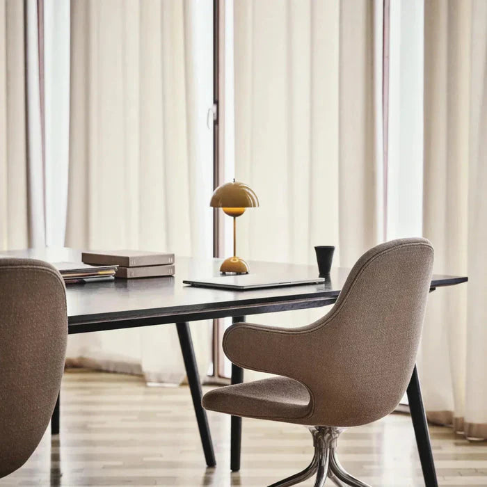 Nowoczesna bezprzewodowa lampa stołowa o kulistym kształcie