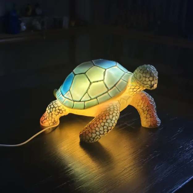 Lampe de table en forme de tortue avec carapace semi-transparente