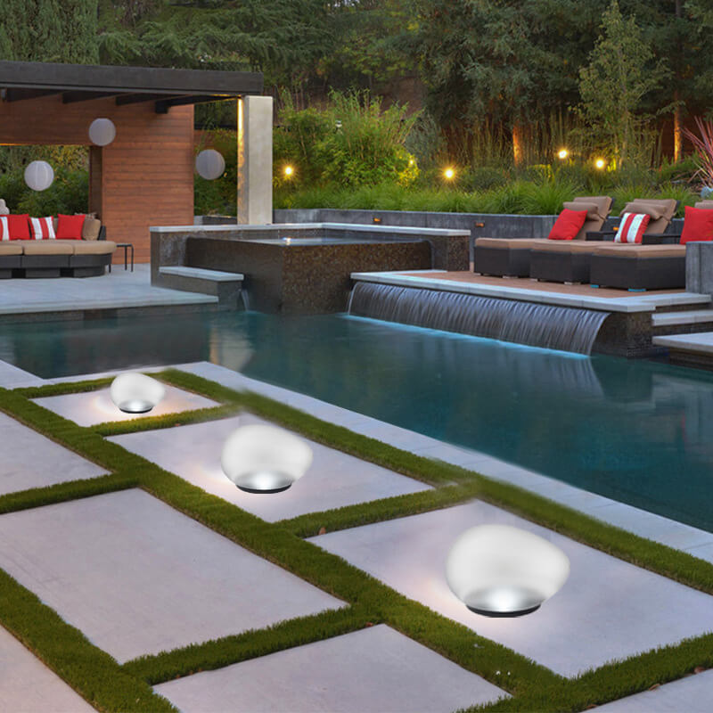 Zonnegrondlamp met een gladde halfdoorzichtige behuizing