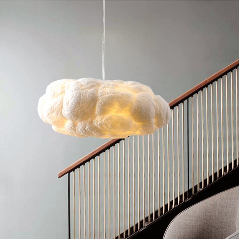 Hanglamp met een kap in de vorm van een wolk aan een enkele draad