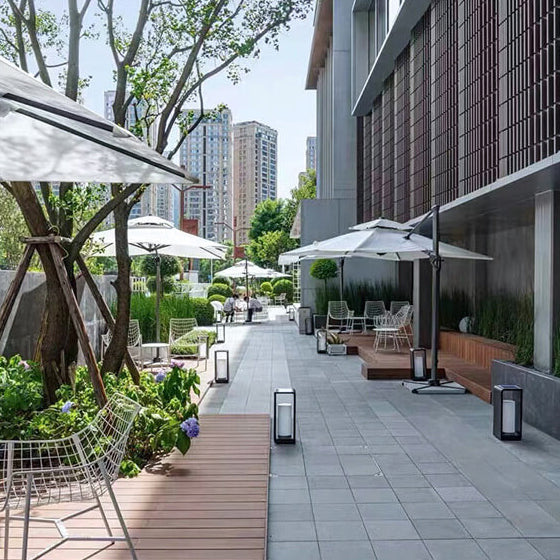 Lampa solarna z prostokątną ramą i cylindrycznym kloszem