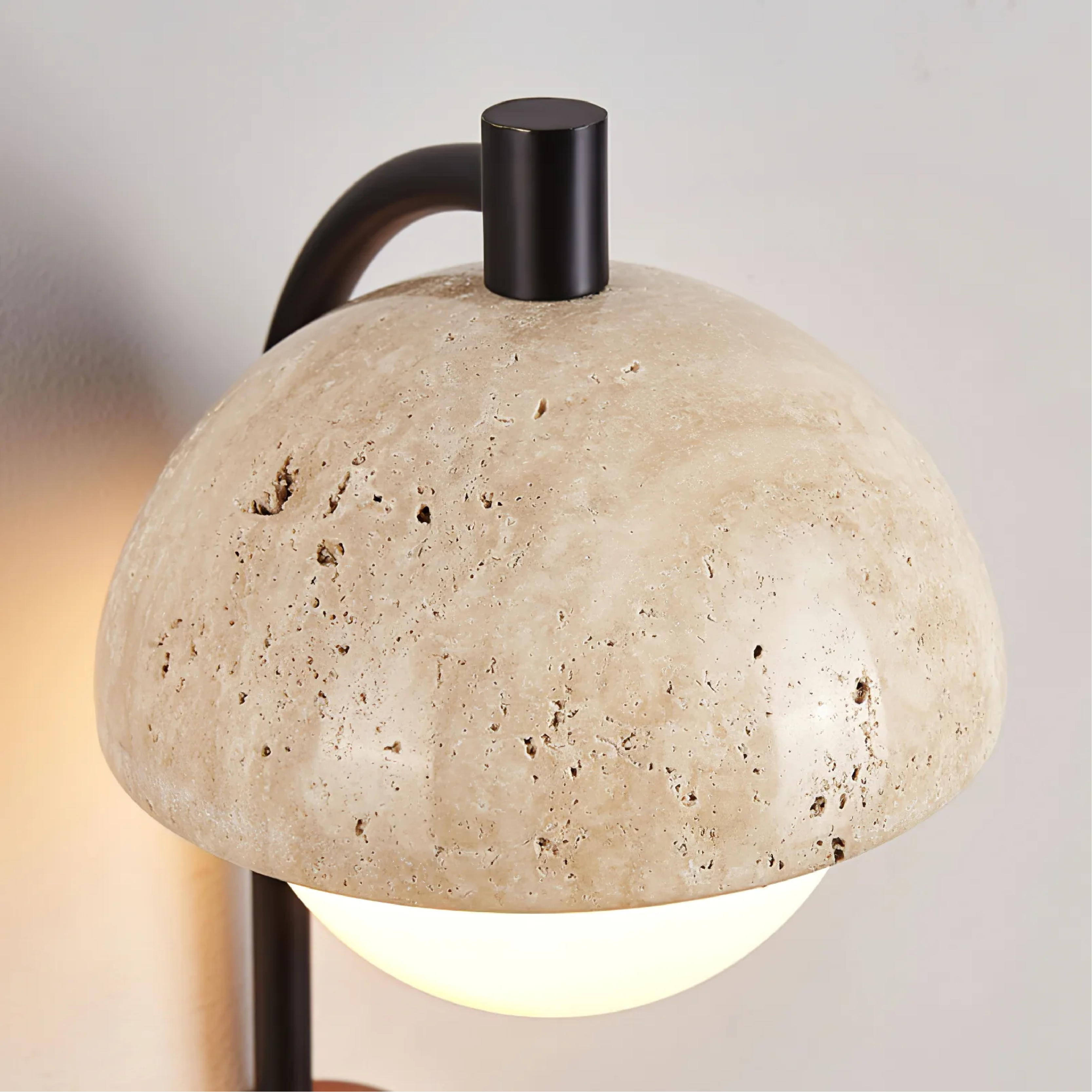 Minimalistische stenen wandlamp