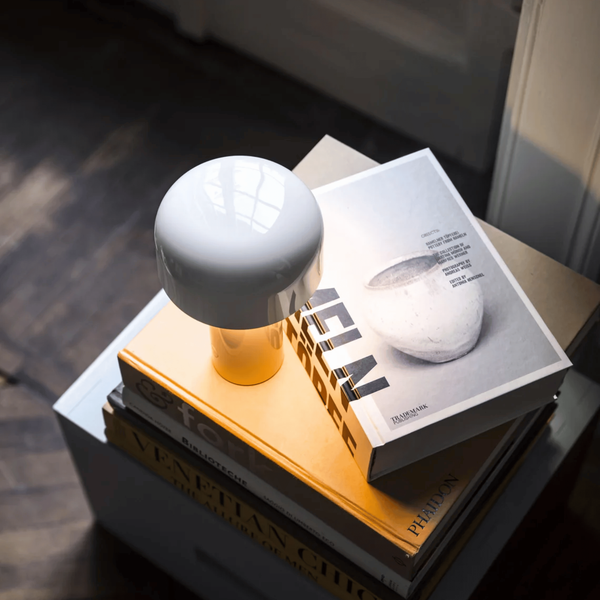 Lampe de table LED compacte avec commande tactile et accumulateur