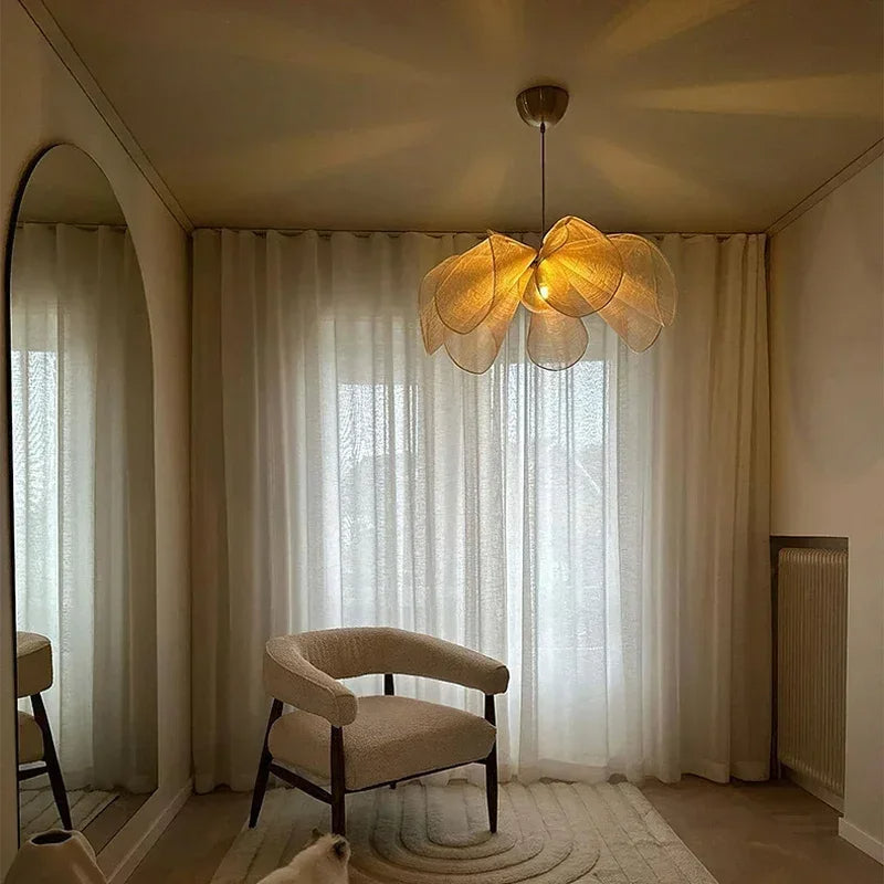 Lampa wisząca z płatkami materiału w stylu vintage