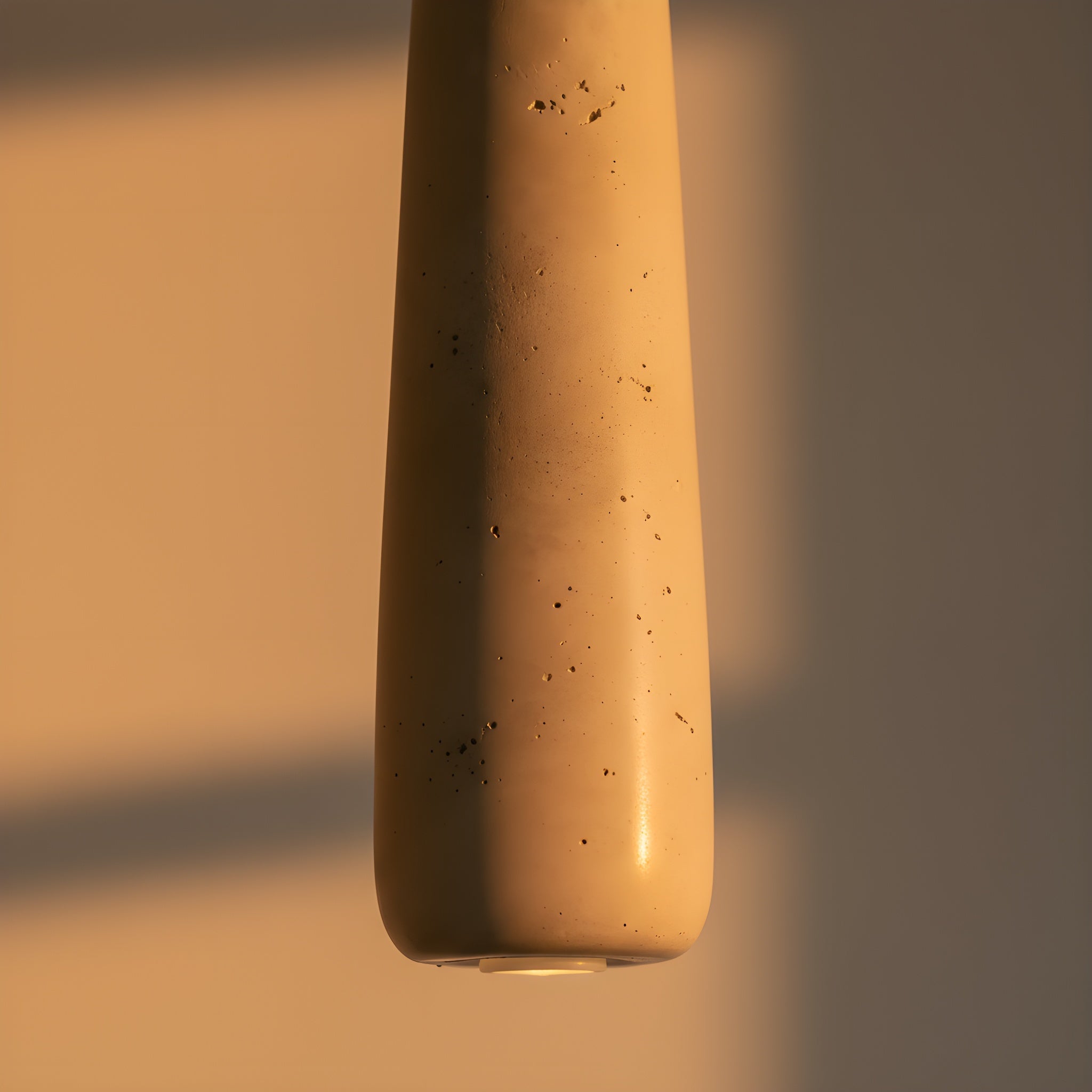 Moderne hanglamp in de vorm van een potlood