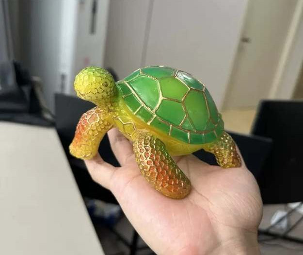 Lampe de table en forme de tortue avec carapace semi-transparente