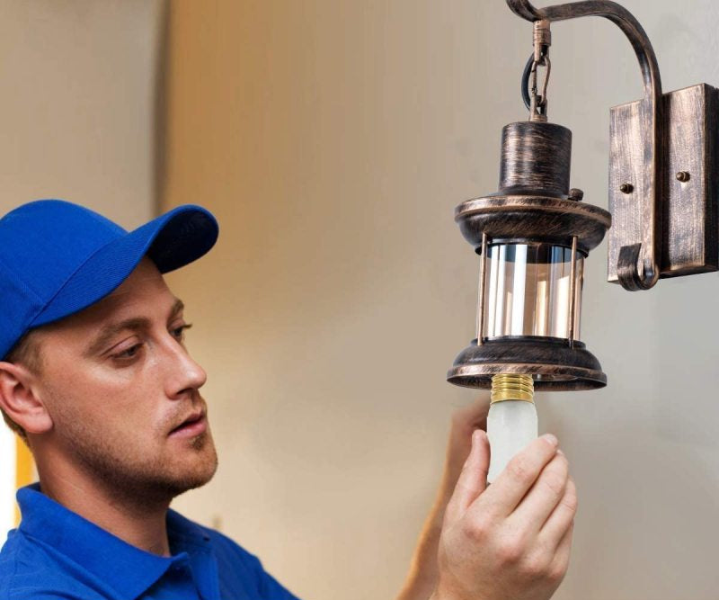 Binnenmuurlamp in retrostijl met houder en glazen kap