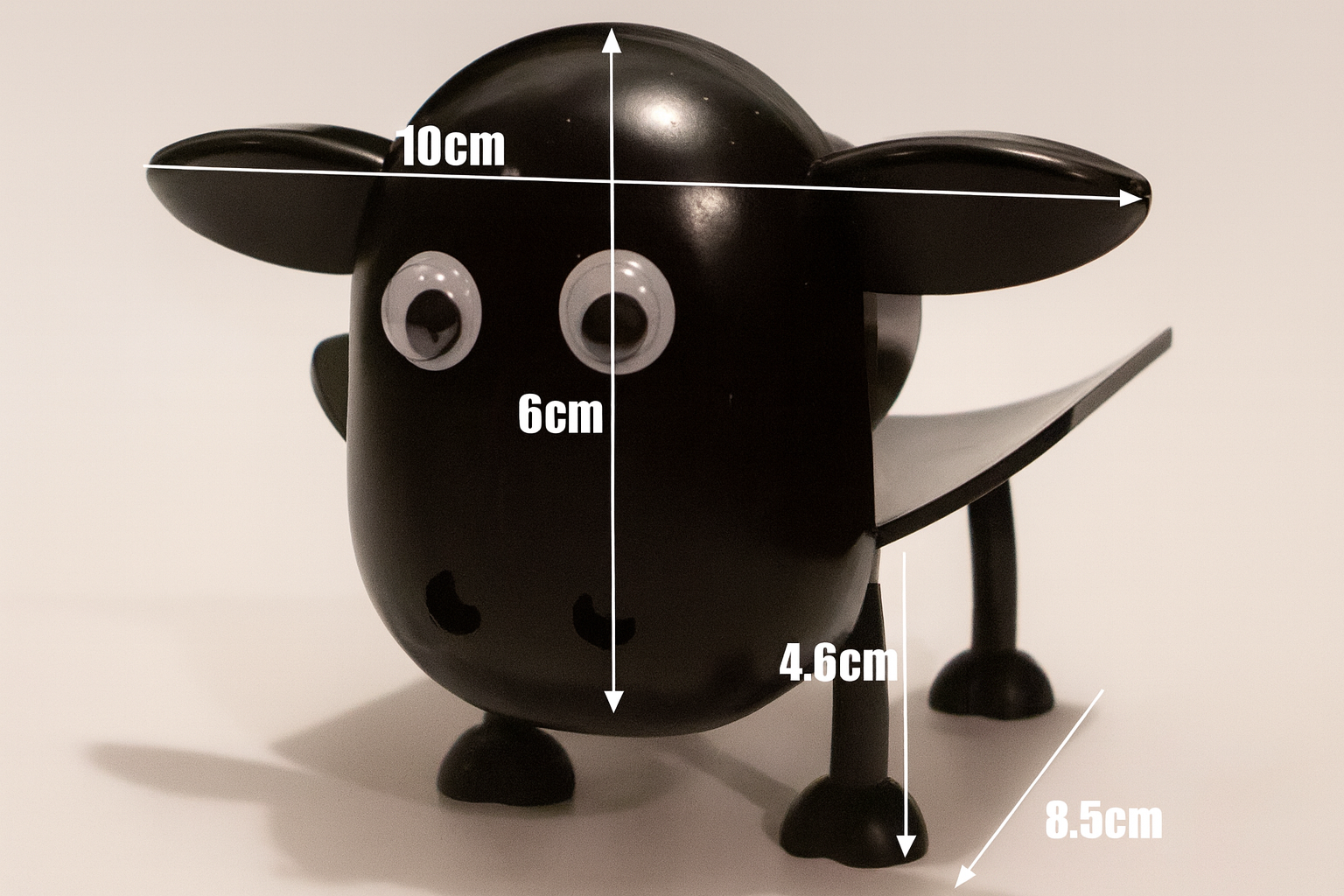 Uchwyt na papier toaletowy w formie stojącej owcy