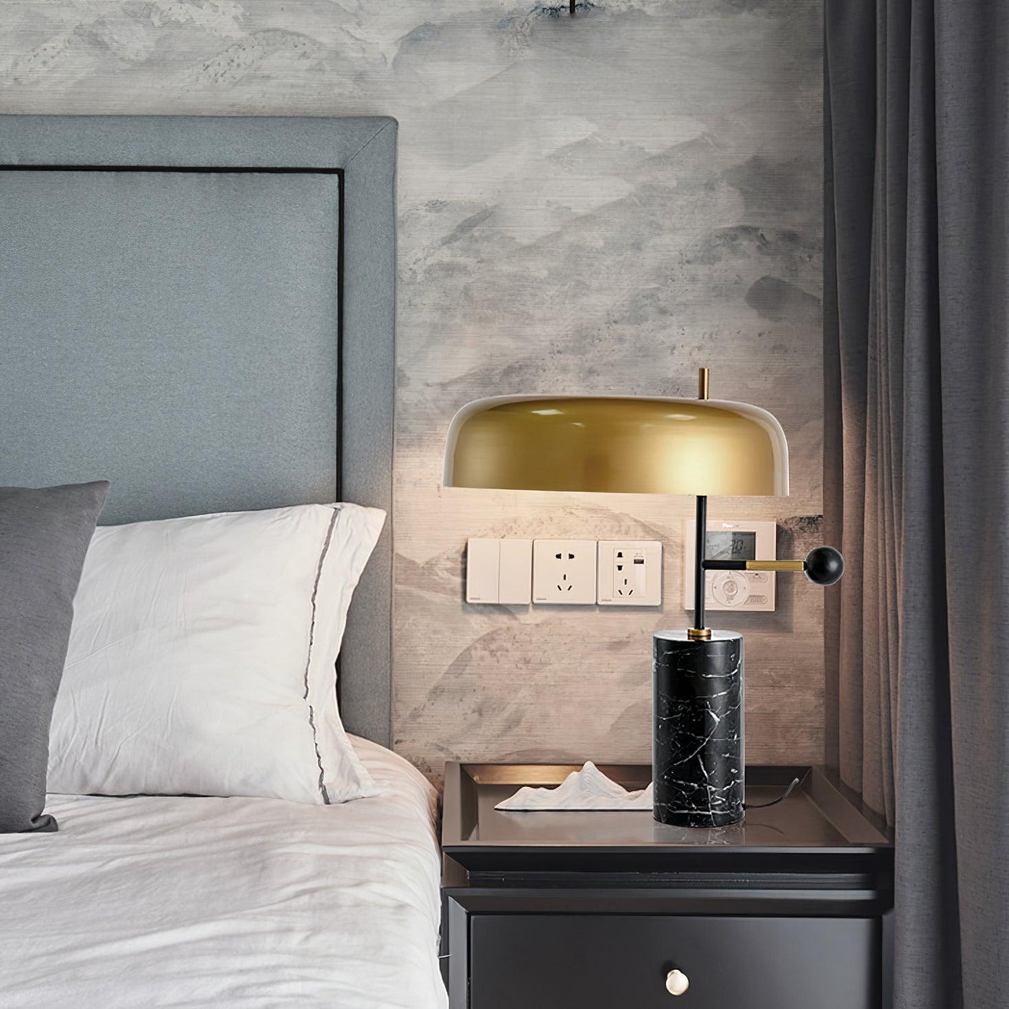 Lampe de table avec abat-jour semi-circulaire sur bras latéral